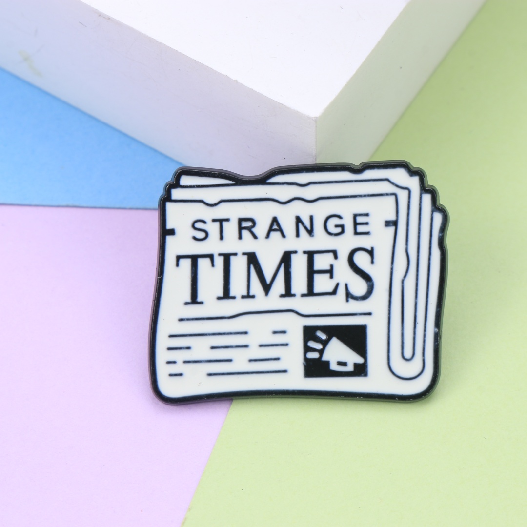 Retro Newspaper Strange Times  - đánh giá và giá Vintage Fashion Newspaper